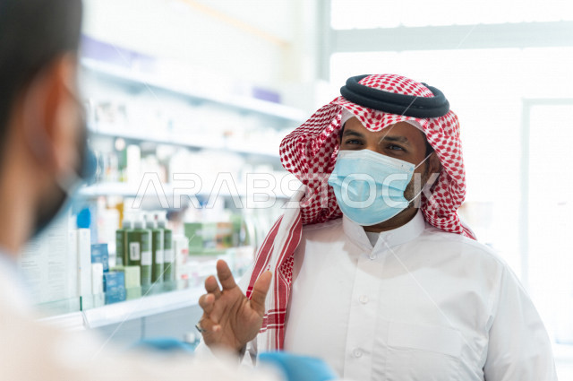 رجل عربي خليجي سعودي يرتدي الكمامة للوقاية من فايروس كورونا ، وصف الادوية المطلوبة والحالة المرضية ، شراء الادوية والمستلزمات الطبية ،طلب الادوية الموجودة في الوصفة الطبية ، الاستفادة من الخدمات الصحية