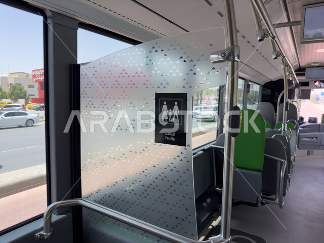 صورة من الداخل لمقاعد باصات وحافلات مدينة الرياض في المملكة العربية السعودية، وسائل النقل والمواصلات، محطة حافلات الرياض، وزارة النقل والخدمات اللوجستية