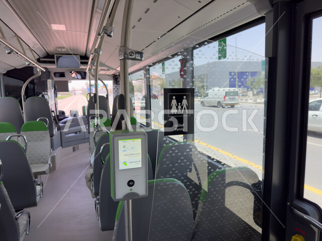 محطة حافلات الرياض، باصات وحافلات مدينة الرياض في المملكة العربية السعودية، صورة من الداخل لمقاعد الحافلات، وسائل النقل والمواصلات، وزارة النقل والخدمات اللوجستية