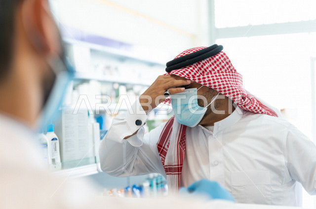 رجل عربي خليجي سعودي داخل الصيدلية ،ايماءات الوجه واليدين تدل على المرض والتعب ، وصف الادوية المطلوبة والحالة المرضية ، شراء الادوية والمستلزمات الطبية ،طلب الادوية الموجودة في الوصفة الطبية ، الاستفادة من الخدمات الصحية