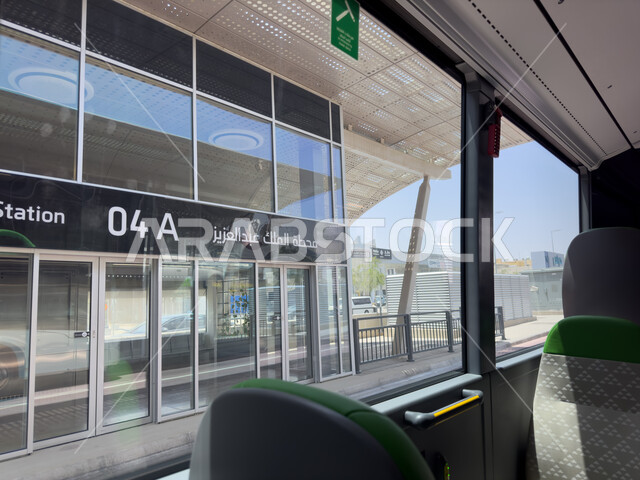 وسائل النقل والمواصلات، باصات وحافلات مدينة الرياض في المملكة العربية السعودية، صورة من الداخل لمقاعد الحافلات، محطة حافلات الرياض، وزارة النقل والخدمات اللوجستية