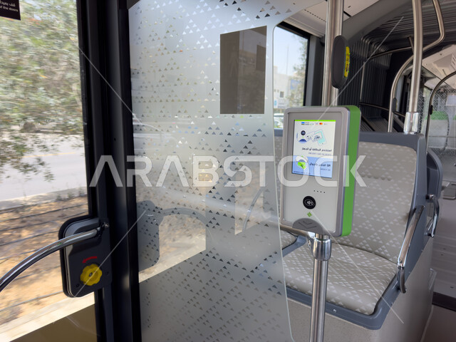 باصات وحافلات مدينة الرياض في المملكة العربية السعودية، صورة من الداخل لمقاعد الحافلات، وسائل النقل والمواصلات، محطة حافلات الرياض، وزارة النقل والخدمات اللوجستية