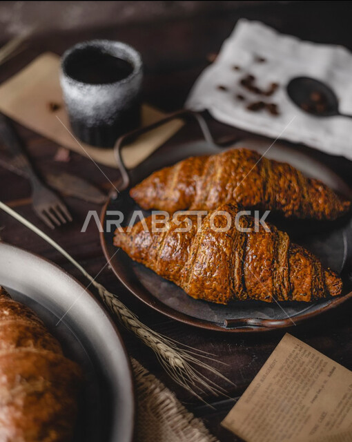 وجبة افطار من قطع الكروسان الصحية و الشهية,  معجنات و مخبوزات عربية لذيذة طازجة، وصفات و أطباق طعام ، مأكولات و وجبات صحية ، خلفية سوداء.