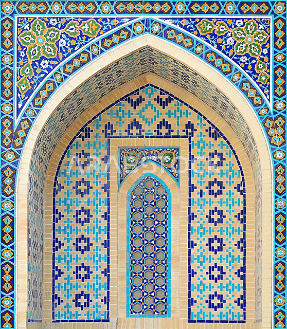 زخارف معمارية عربية مرسومة على شكل قوس على جدار من الطوب للمسجد ، زخارف اسلامية زرقاء, الفن الهندسي العصري الحديث،  تصاميم ديكور  ديني ، خلفية إسلاميه.