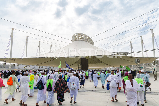 اداء مناسك الحج والعمرة، صورة مقربة لمجموعة من الحجاج والمعتمرين في منطقة رمي الجمرات في مكة المكرمة في المملكة العربية السعودية،  الوقوف عند مكان رمي الجمرات في مكة المكرمة،  اسلاميات وعبادة