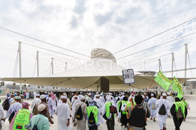 صورة مقربة لمجموعة من الحجاج والمعتمرين في منطقة رمي الجمرات في مكة المكرمة في المملكة العربية السعودية، اداء مناسك الحج والعمرة، الوقوف عند مكان رمي الجمرات في مكة المكرمة،  اسلاميات وعبادة