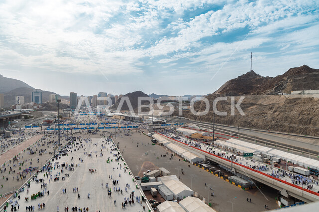 صورة من الاعلى لمجموعة من الحجاج والمعتمرين في منطقة رمي الجمرات في مكة المكرمة في المملكة العربية السعودية، اداء مناسك الحج والعمرة، الوقوف عند مكان رمي الجمرات في مكة المكرمة، جسر الجمرات بمنى، اسلاميات وعبادة