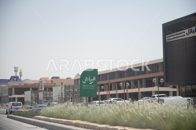 حركة مرور السيارات في الرياض، مبنى شركة الباتل في مدينة الرياض في السعودية، لافتة الرياض الخضراء، طرق وشوارع ومعالم الرياض