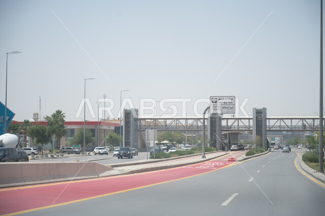 لوحة معدنية في طرق وشوارع الرياض، طريق للحافلات فقط، لافتات مرورية ارشادية، وسائل النقل والمواصلات في مدينة الرياض في المملكة العربية السعودية، وزارة النقل والخدمات اللوجستية