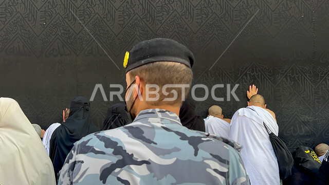 أماكن ومعالم دينية اسلامية مقدسة، الطواف حول الكعبة المشرفة، صورة مقربة لحجاج بيت الله الحرام بالقرب من باب الكعبة المشرفة، الحرم المكي الشريف في مكة المكرمة في المملكة العربية السعودية، أداء مناسك الحج والعمرة