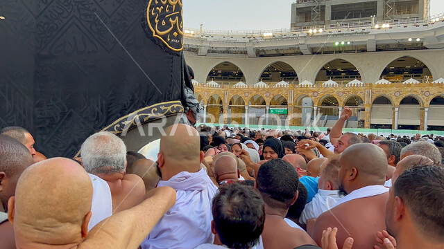 أماكن ومعالم دينية اسلامية مقدسة، الطواف حول الكعبة المشرفة، صورة مقربة لحجاج بيت الله الحرام بالقرب من باب الكعبة المشرفة، الحرم المكي الشريف في مكة المكرمة في المملكة العربية السعودية، أداء مناسك الحج والعمرة