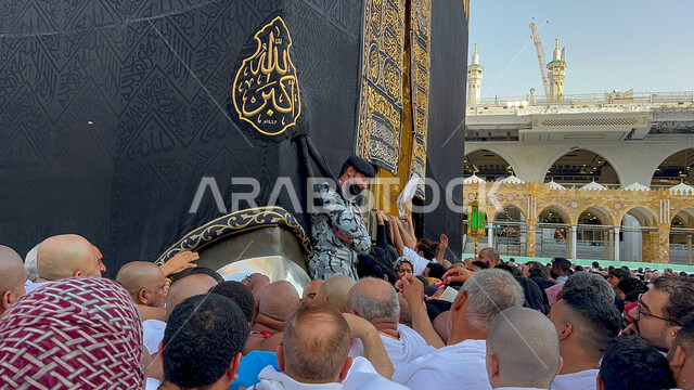 أداء مناسك الحج والعمرة، الطواف حول الكعبة المشرفة، صورة مقربة لحجاج بيت الله الحرام بالقرب من باب الكعبة المشرفة، الحرم المكي الشريف في مكة المكرمة في المملكة العربية السعودية، أماكن ومعالم دينية اسلامية مقدسة