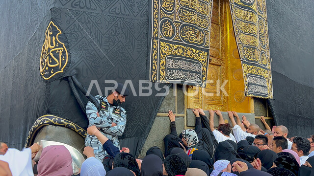 أداء مناسك الحج والعمرة، الطواف حول الكعبة المشرفة، صورة مقربة لحجاج بيت الله الحرام بالقرب من باب الكعبة المشرفة، الحرم المكي الشريف في مكة المكرمة في المملكة العربية السعودية، أماكن ومعالم دينية اسلامية مقدسة