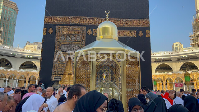 مقام سيدنا ابراهيم في ساحات الحرم المكي الشريف، حجاج بيت الله الحرام، الكعبة المشرفة في مكة المكرمة في المملكة العربية السعودية، أداء مناسك الحج والعمرة، الطواف حول الكعبة المشرفة، أماكن ومعالم دينية اسلامية مقدسة