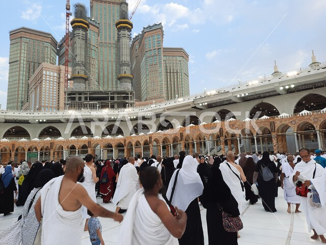 أداء مناسك الحج والعمرة، الحجاج والمعتمرين في ساحة المسجد الحرام في مكة المكرمة في السعودية، الحرم المكي الشريف، معالم دينية إسلامية، اماكن إسلامية مقدسة
