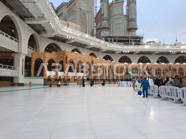 الحرم المكي الشريف، الحجاج والمعتمرين في ساحة المسجد الحرام في مكة المكرمة في السعودية، أداء مناسك الحج والعمرة، معالم دينية إسلامية، اماكن إسلامية مقدسة