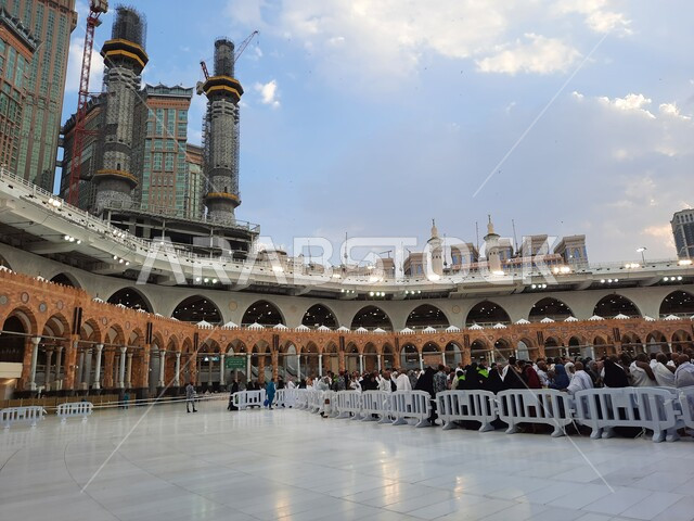الحجاج والمعتمرين في ساحة المسجد الحرام في مكة المكرمة في السعودية، الحرم المكي الشريف، أداء مناسك الحج والعمرة، معالم دينية إسلامية، اماكن إسلامية مقدسة