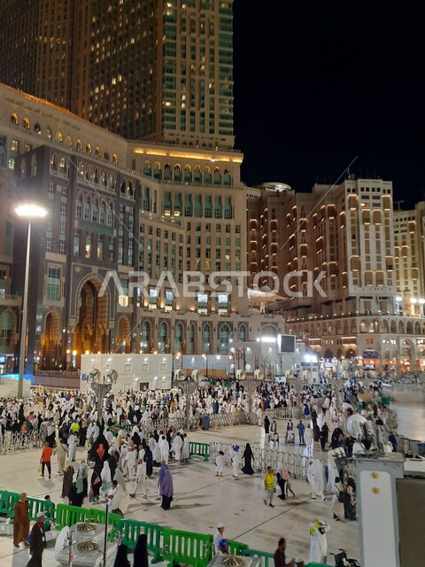 معالم دينية إسلامية، الحجاج والمعتمرين في ساحة المسجد الحرام في مكة المكرمة في السعودية ليلا، الحرم المكي الشريف، أداء مناسك الحج والعمرة، اماكن إسلامية مقدسة