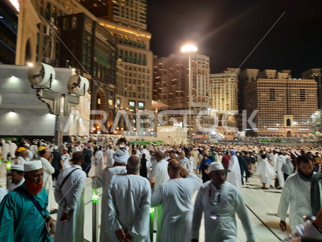 أداء مناسك الحج والعمرة، الحجاج والمعتمرين في ساحة المسجد الحرام في مكة المكرمة في السعودية ليلا، الحرم المكي الشريف، معالم دينية إسلامية، اماكن إسلامية مقدسة