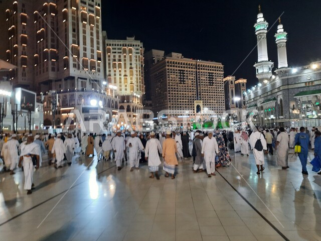 الحرم المكي الشريف، الحجاج والمعتمرين في ساحة المسجد الحرام في مكة المكرمة في السعودية ليلا، أداء مناسك الحج والعمرة، معالم دينية إسلامية، اماكن إسلامية مقدسة