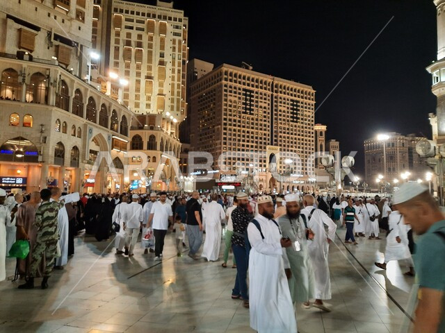 الحجاج والمعتمرين في ساحة المسجد الحرام في مكة المكرمة في السعودية ليلا، الحرم المكي الشريف، أداء مناسك الحج والعمرة، معالم دينية إسلامية، اماكن إسلامية مقدسة