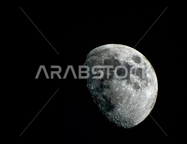 صورة مقربة للقمر غير المكتمل ليلا، القمر الساطع في السماء، خلفية سوداء