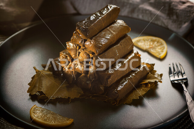 صورة مقربة لطبق محشي ورق العنب اللذيذ، وجبات الطعام الشهية، مطاعم للمأكولات العربية الشرقية، اكلات عربية شرقية