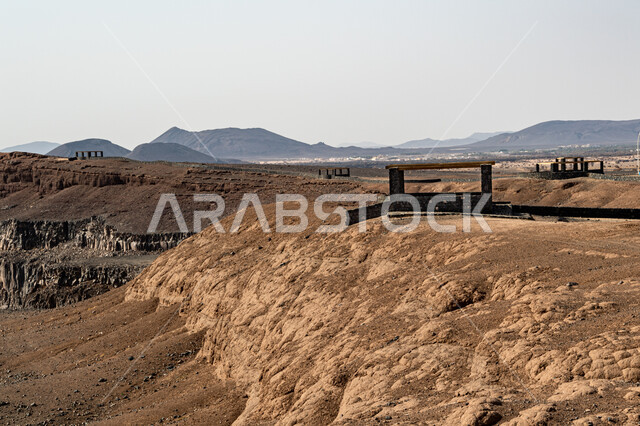 اماكن تاريخية أثرية، بناء حجري اثري في مقلع طمية في مدينة الطائف في المملكة العربية السعودية،حفرة الوعبة البركانية، الحمم البركانية على منحدر فوهة الوعبة، الجبال والمرتفعات الصخرية الطبيعية، السياحية في السعودية 