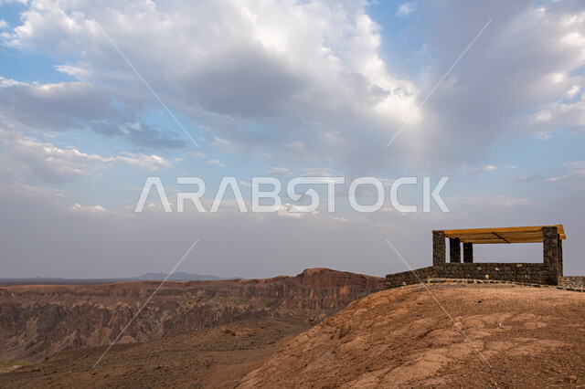 اماكن تاريخية أثرية، بناء حجري اثري في مقلع طمية، فوهة الوعبة في مدينة الطائف في المملكة العربية السعودية، حفرة الوعبة البركانية، الحمم البركانية على منحدر فوهة الوعبة، الجبال والمرتفعات الصخرية الطبيعية، السياحية في السعودية