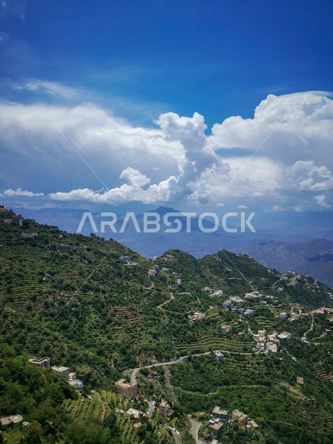الاشجار والنباتات الخضراء، السماء المليئة بالغيوم البيضاء فوق جبال الفيفاء، اماكن ومعالم سياحية في السعودية، البيوت والمباني السكنية في جازان في المملكة العربية السعودية، القمم والمرتفعات الجبلية،  خلفية الطبيعة