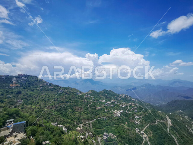  السماء المليئة بالغيوم البيضاء فوق جبال الفيفاء، اماكن ومعالم سياحية في السعودية، البيوت والمباني السكنية في جازان في المملكة العربية السعودية، الاشجار والنباتات الخضراء،  القمم والمرتفعات الجبلية،  خلفية الطبيعة
