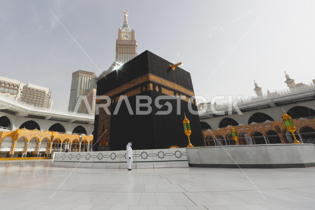  اتباع اجراءات الوقاية و السلامة من كوفيد ١٩، وضع الحرم المكي الشريف في أيام انتشار فايروس كورونا في المملكة العربية السعودية ، رجل عربي خليجي سعودي يرتدي الكمامة يطوف حول الكعبه، اداء مناسك العمره في مكة المكرمة ، معالم اسلاميه دينية مشهورة في السعودية