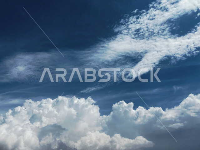 صورة مقربة لمنظر الغيوم البيضاء في السماء الزرقاء في الباحة في المملكة العربية السعودية, مناظر طبيعية للغيوم الكثيفة, خلفية الطبيعه .