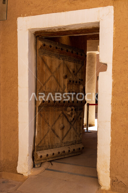 الهندسة المعمارية القديمة، باب خشبي بتصميم معماري عربي قديم، قصر المصمك التاريخي في الرياض في السعودية، باب اثري قديم، معالم الرياض التاريخية، السياحة في السعودية
