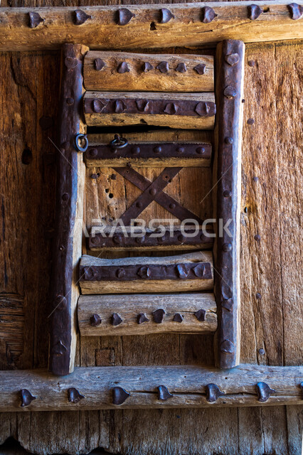 معالم الرياض التاريخية، الهندسة المعمارية القديمة، باب خشبي بتصميم معماري عربي قديم، قصر المصمك التاريخي في الرياض في السعودية، باب اثري قديم، السياحة في السعودية