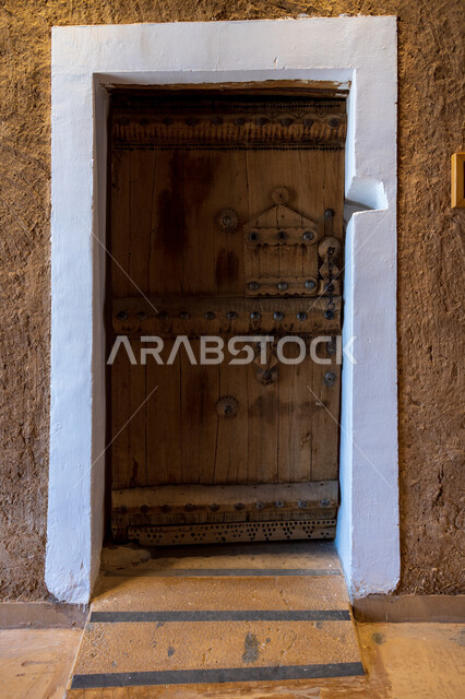 باب خشبي بتصميم معماري عربي قديم، الهندسة المعمارية القديمة، قصر المصمك التاريخي في الرياض في السعودية، باب اثري قديم، معالم الرياض التاريخية، السياحة في السعودية