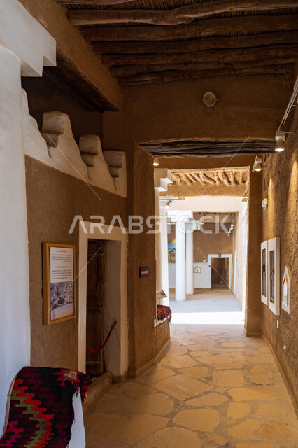 قصر المصمك التراثي، الهندسة المعمارية القديمة، صورة من داخل متحف قصر المصمك التاريخي في مدينة الرياض في السعودية، معالم الرياض التاريخية، اماكن اثرية سياحية في السعودية