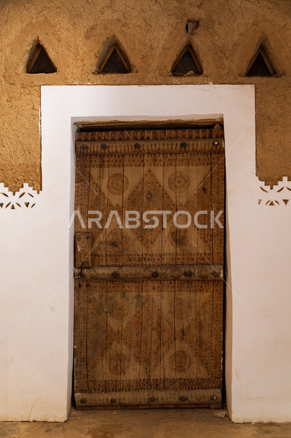 باب اثري قديم، الهندسة المعمارية القديمة، باب خشبي بتصميم معماري عربي قديم، قصر المصمك التاريخي في الرياض في السعودية، معالم الرياض التاريخية، السياحة في السعودية