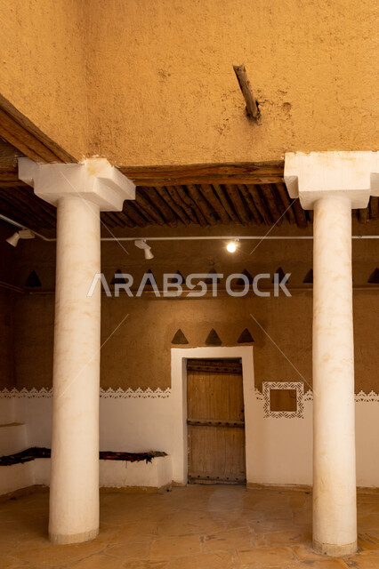 معالم الرياض التاريخية، صورة من داخل متحف قصر المصمك التاريخي في مدينة الرياض في السعودية، قصر المصمك التراثي، الهندسة المعمارية القديمة، اماكن اثرية سياحية في السعودية