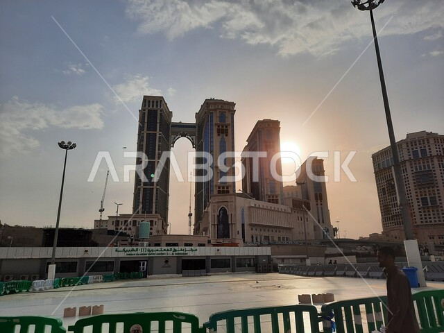 الأماكن السياحية في السعودية, ابراج شركة جبل عمر للتطوير في مكة المكرمة في المملكة العربية السعودية وقت غروب الشمس، الابراج وناطحات السحاب، فنادق ومنتجعات كونراد (كونراد مكة) في قلب المدينة المقدسة، مجمعات جبل عمر