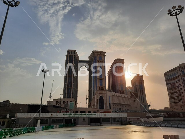 ابراج شركة جبل عمر للتطوير في مكة المكرمة في المملكة العربية السعودية وقت غروب الشمس، الابراج وناطحات السحاب، فنادق ومنتجعات كونراد (كونراد مكة) في قلب المدينة المقدسة، مجمعات جبل عمر، الأماكن السياحية في السعودية