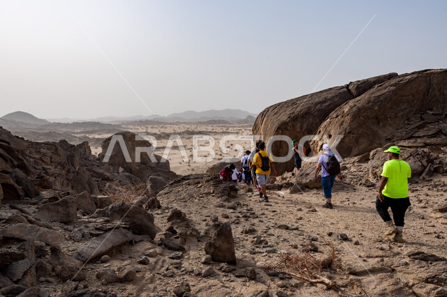 مجموعة من الشباب العرب الخليجيين السعوديين يتسلقون الجبال، المشي في الصحراء، جبال القمر في مدينة جدة في المملكة العربية السعودية، ممارسة رياضة الهايكنج، قمم ومرتفعات جبلية، حجارة وصخور جبلية، اماكن سياحية في السعودية، انشطة بدنية ترفيهية