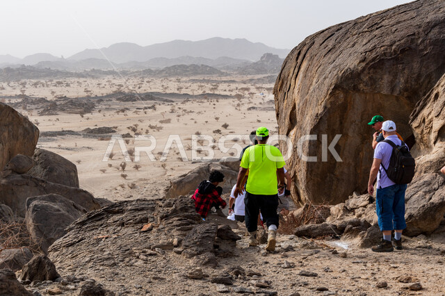 مجموعة من الشباب العرب الخليجيين السعوديين يتسلقون الجبال، المشي في الصحراء، جبال القمر في مدينة جدة في المملكة العربية السعودية، ممارسة رياضة الهايكنج، قمم ومرتفعات جبلية، حجارة وصخور جبلية، اماكن سياحية في السعودية، انشطة بدنية ترفيهية