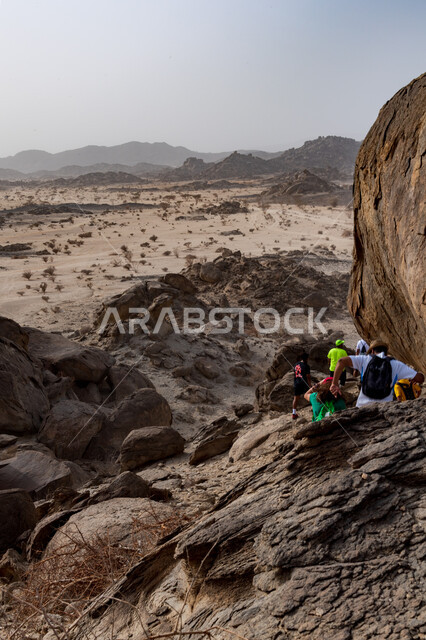 مجموعة من الشباب العرب الخليجيين السعوديين يتسلقون الجبال، المشي في الصحراء، جبال القمر في مدينة جدة في المملكة العربية السعودية، ممارسة رياضة الهايكنج، قمم ومرتفعات جبلية، حجارة وصخور جبلية، اماكن سياحية في السعودية، انشطة بدنية ترفيهية