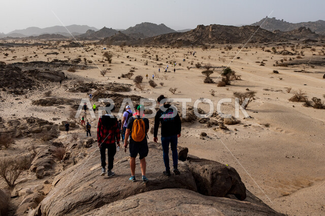 ممارسة رياضة الهايكنج، مجموعة من الشباب العرب الخليجيين السعوديين يتسلقون الجبال، المشي في الصحراء، جبال القمر في مدينة جدة في المملكة العربية السعودية، قمم ومرتفعات جبلية، حجارة وصخور جبلية، اماكن سياحية في السعودية، انشطة بدنية ترفيهية