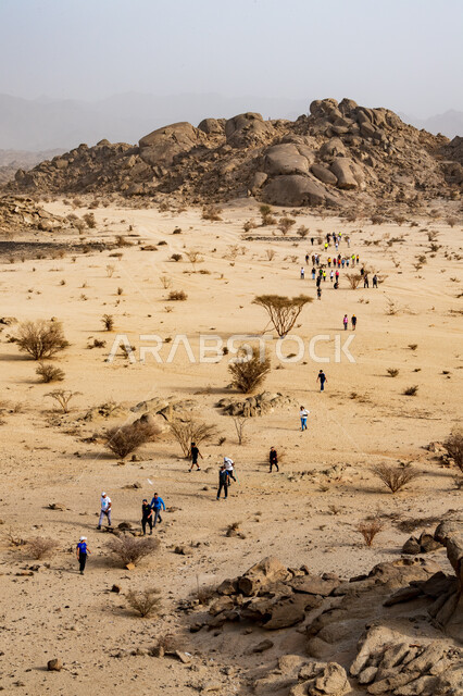المشي في الصحراء، مجموعة من الشباب العرب الخليجيين السعوديين يتسلقون الجبال، جبال القمر في مدينة جدة في المملكة العربية السعودية، ممارسة رياضة الهايكنج، قمم ومرتفعات جبلية، حجارة وصخور جبلية، اماكن سياحية في السعودية، انشطة بدنية ترفيهية