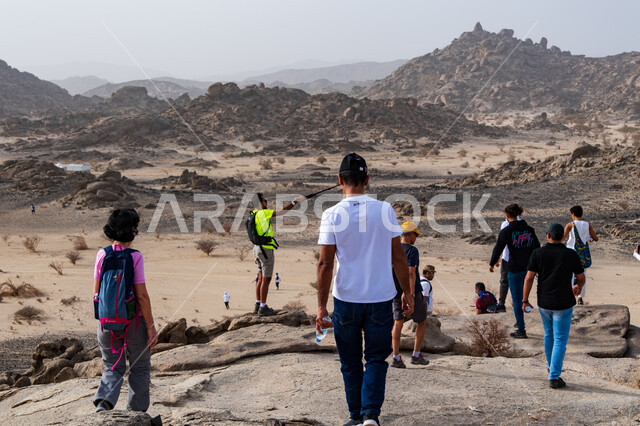 المشي في الصحراء، مجموعة من الشباب العرب الخليجيين السعوديين يتسلقون الجبال، جبال القمر في مدينة جدة في المملكة العربية السعودية، ممارسة رياضة الهايكنج، قمم ومرتفعات جبلية، حجارة وصخور جبلية، اماكن سياحية في السعودية، انشطة بدنية ترفيهية