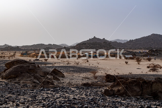 المشي في الصحراء، مجموعة من الشباب العرب الخليجيين السعوديين يتسلقون الجبال، جبال القمر في مدينة جدة في المملكة العربية السعودية، ممارسة رياضة الهايكنج، قمم ومرتفعات جبلية، حجارة وصخور جبلية، اماكن سياحية في السعودية، انشطة بدنية ترفيهية