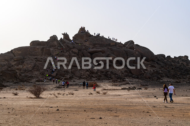 المشي في الصحراء، مجموعة من الشباب العرب الخليجيين السعوديين يتسلقون الجبال، جبال القمر في مدينة جدة في المملكة العربية السعودية، ممارسة رياضة الهايكنج، قمم ومرتفعات جبلية، حجارة وصخور جبلية، اماكن سياحية في السعودية، انشطة بدنية ترفيهية