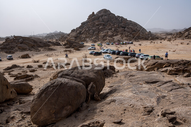 قمم ومرتفعات جبلية، مجموعة من الشباب العرب الخليجيين السعوديين يتسلقون الجبال، المشي في الصحراء، جبال القمر في مدينة جدة في المملكة العربية السعودية، ممارسة رياضة الهايكنج، حجارة وصخور جبلية، اماكن سياحية في السعودية، انشطة بدنية ترفيهية